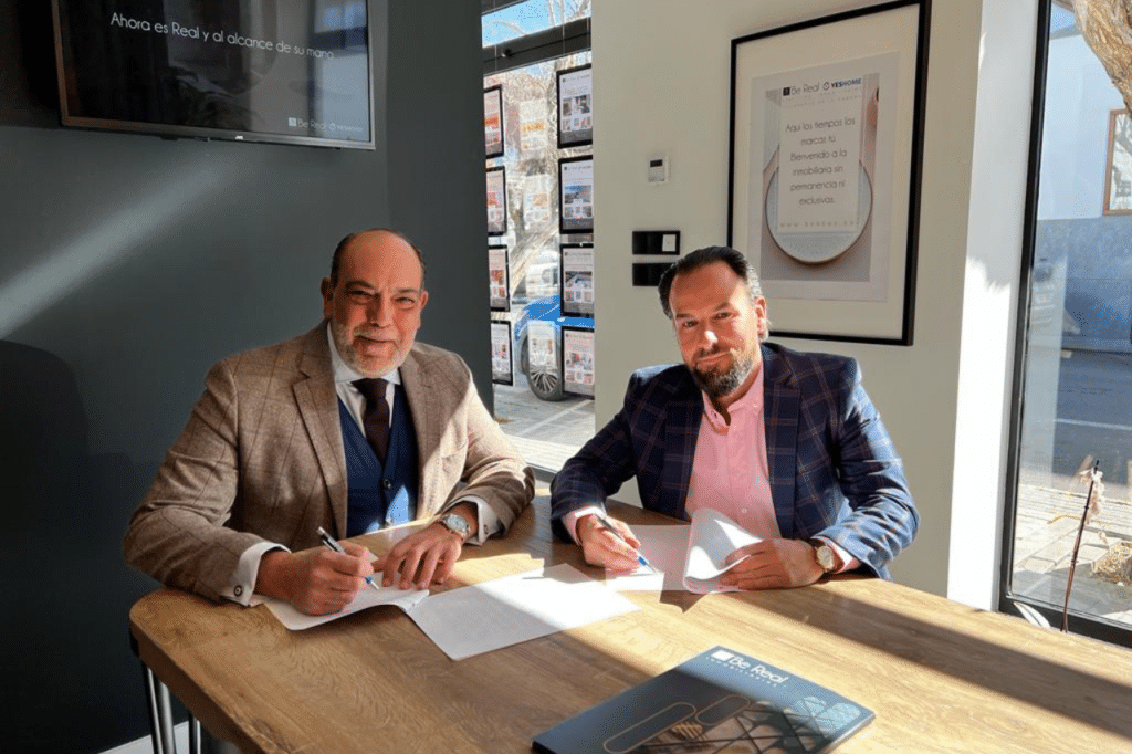Ángel M. Gómez y Víctor López firman el acuerdo entre Be Real Inmobiliarias y PZT
