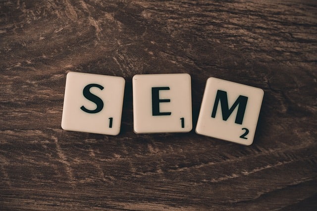 Piezas de Scrabble que forman la palabra SEM